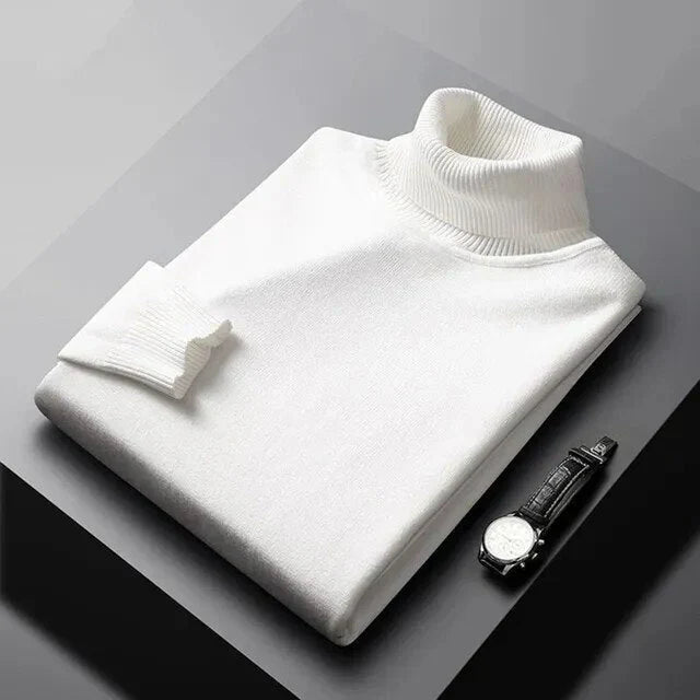 Pull en cachemire Monte Carlo Danoir Paris, col roulé bleu marine, doux et élégant, porté sur un mannequin.