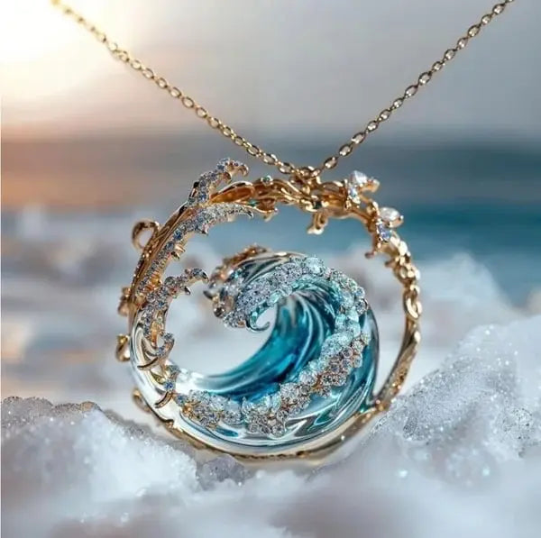 Collier Danoir Paris avec pendentif « Promesse de l’Océan » en or, visible en détail avec chaîne élégante et pendentif marin.