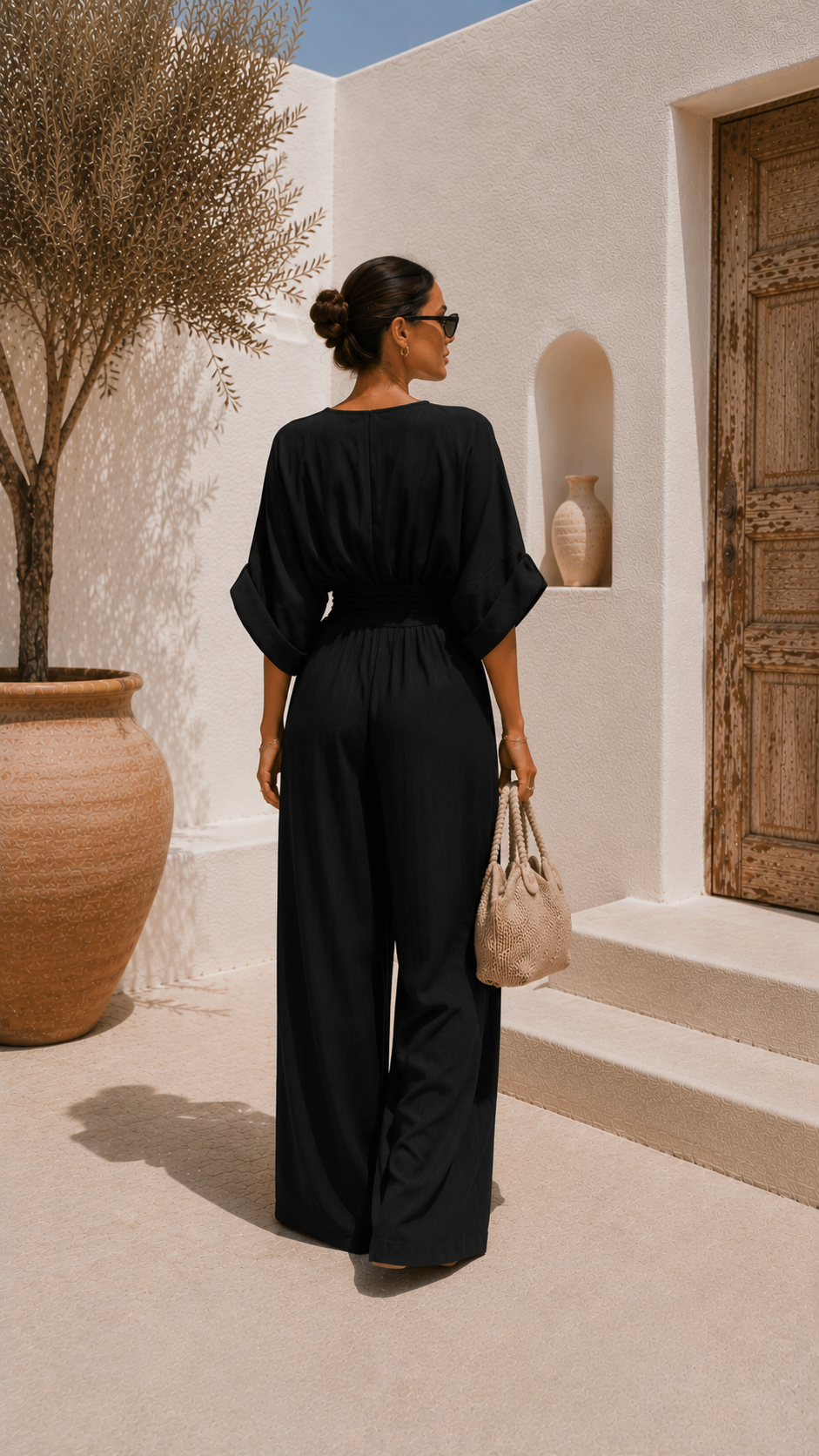 Robe noire Valeria en chiffon avec décolleté en V de Danoir Paris, vue de face sur fond blanc.