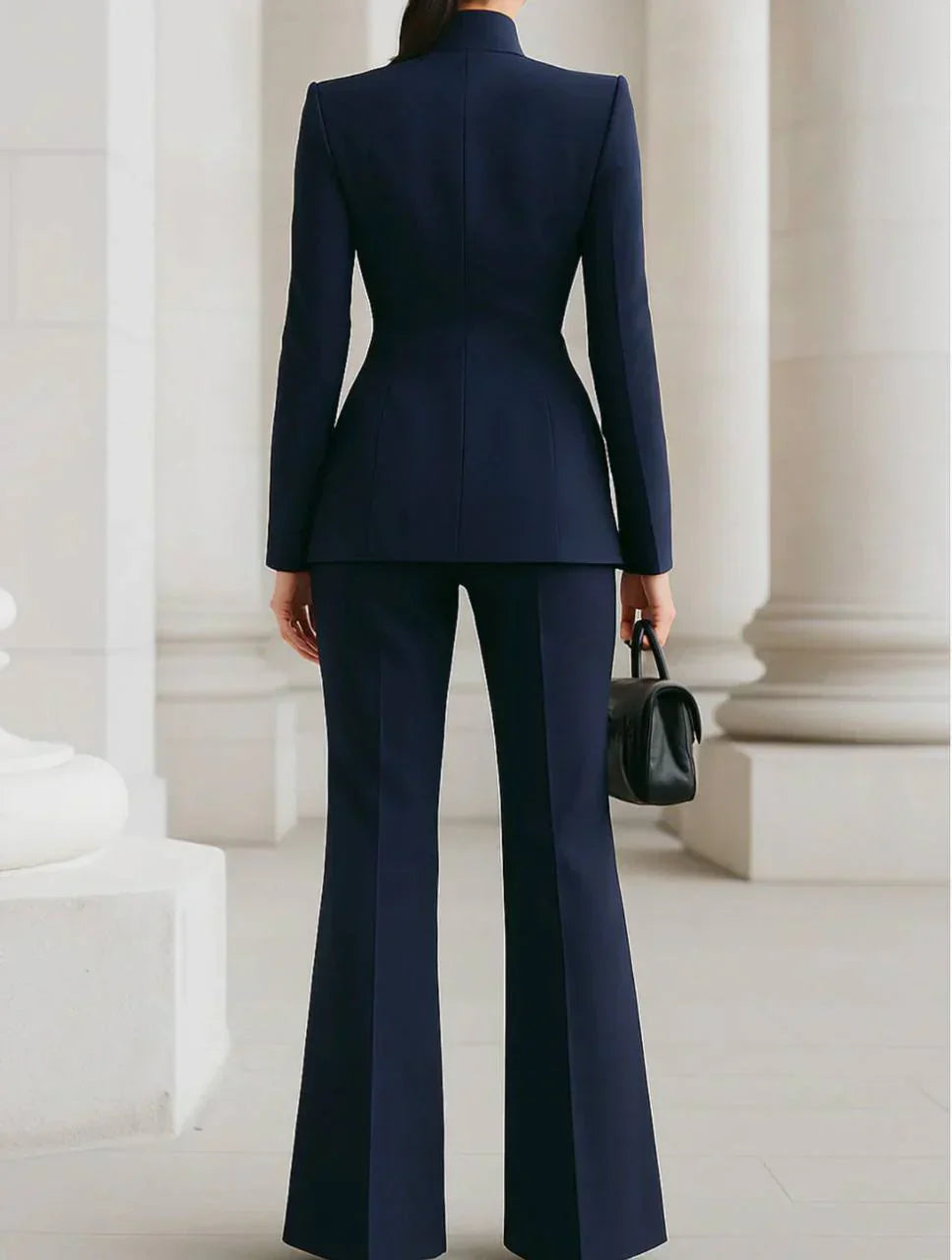 Ensemble blazer et pantalons palazzo noirs Danoir Paris, vêtements élégants pour femmes, sur mannequin.