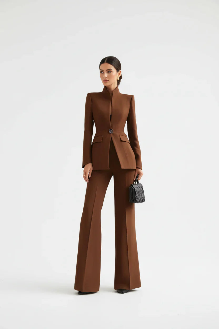 Veste blazer noire et pantalon palazzo Danoir Paris, look élégant et moderne, porté sur un fond neutre.