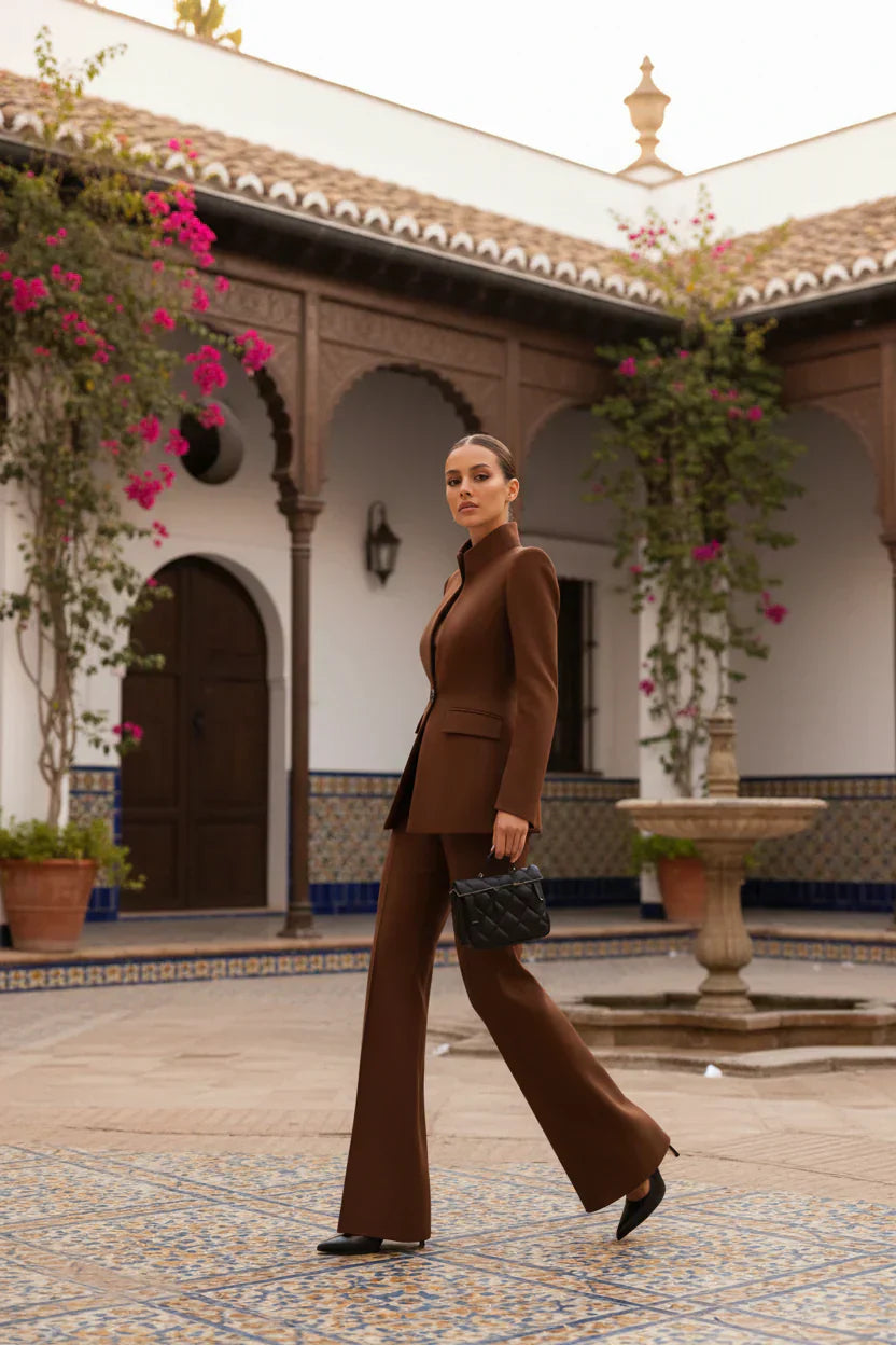 Ensemble GIA de Danoir Paris, blazer noir et pantalons palazzo élégants, vue de face sur fond blanc.
