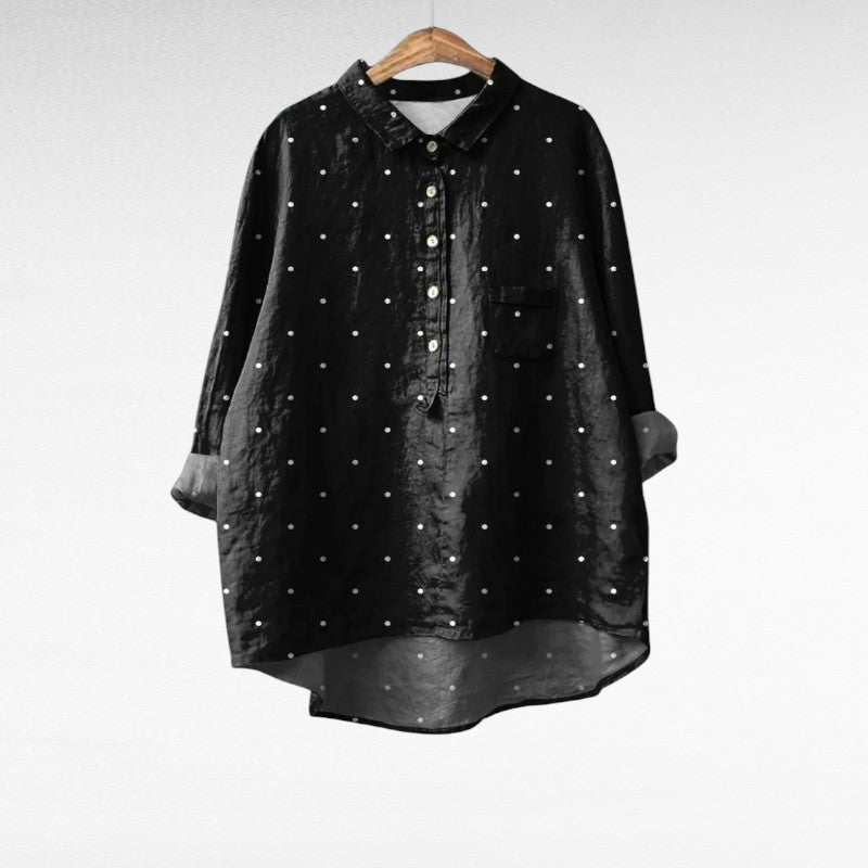 Blouse d'été élégante Zoe de Danoir Paris en tissu léger noir, portée avec manches courtes et style chic.