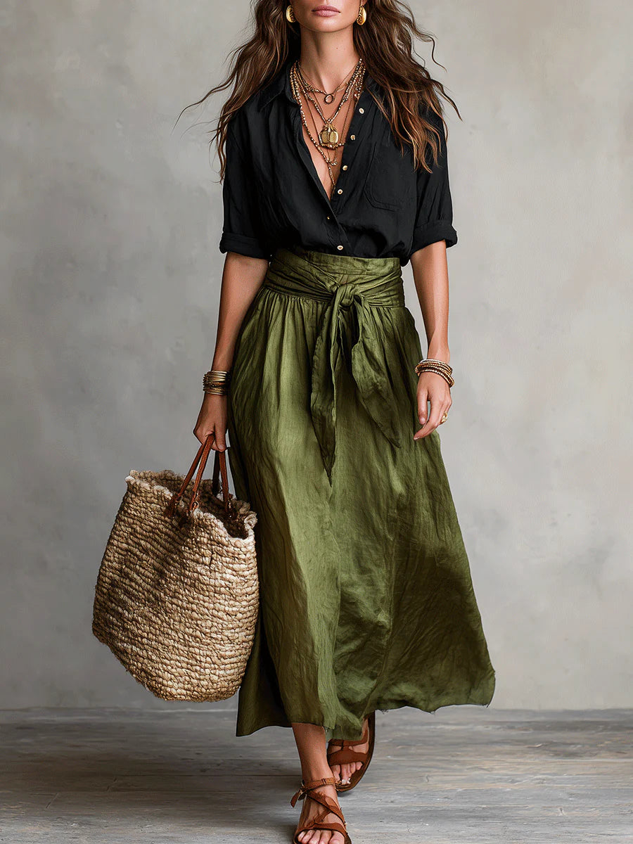 Vera ensemble deux pièces Danoir Paris : t-shirt noir et jupe midi vert olive, vue détail de la tenue.