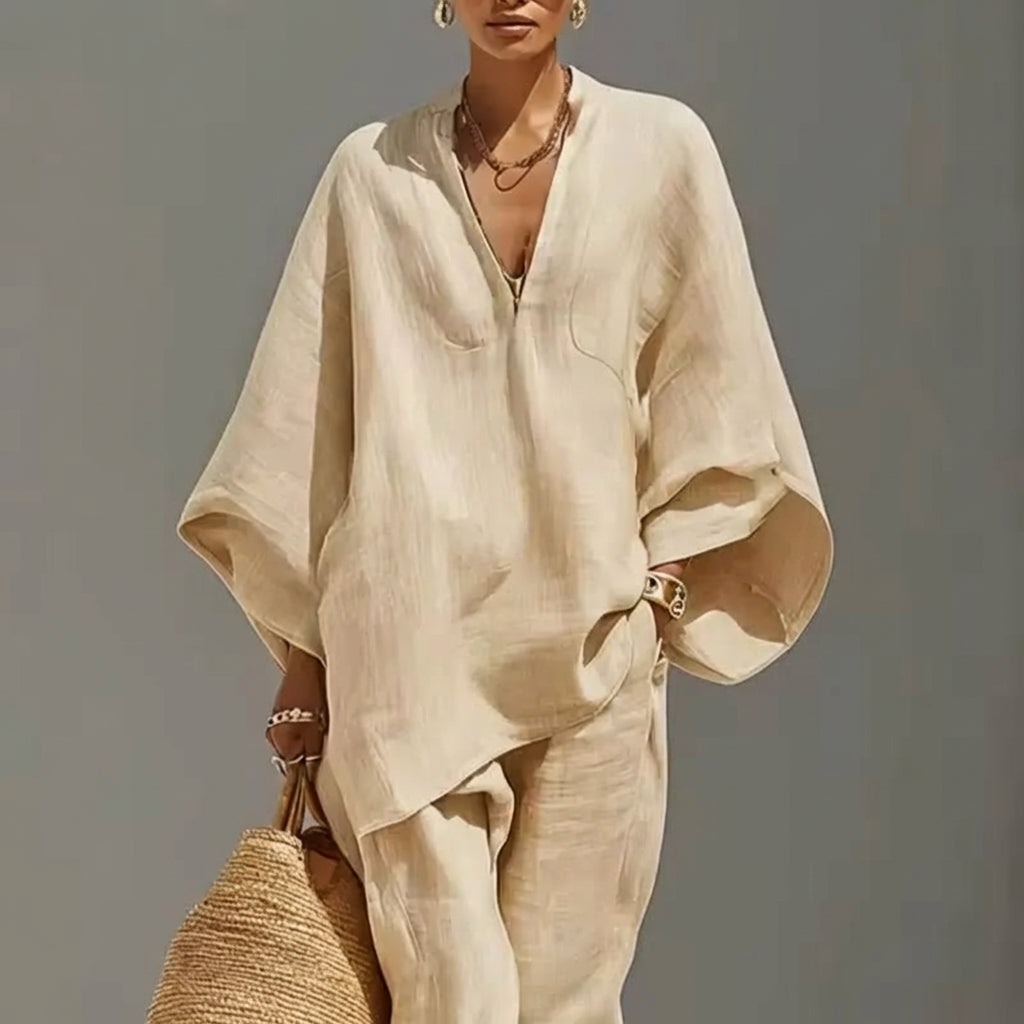Ensemble casual à deux pièces Danoir Paris, haut à col V et pantalon noir pour femme, vue en gros plan.