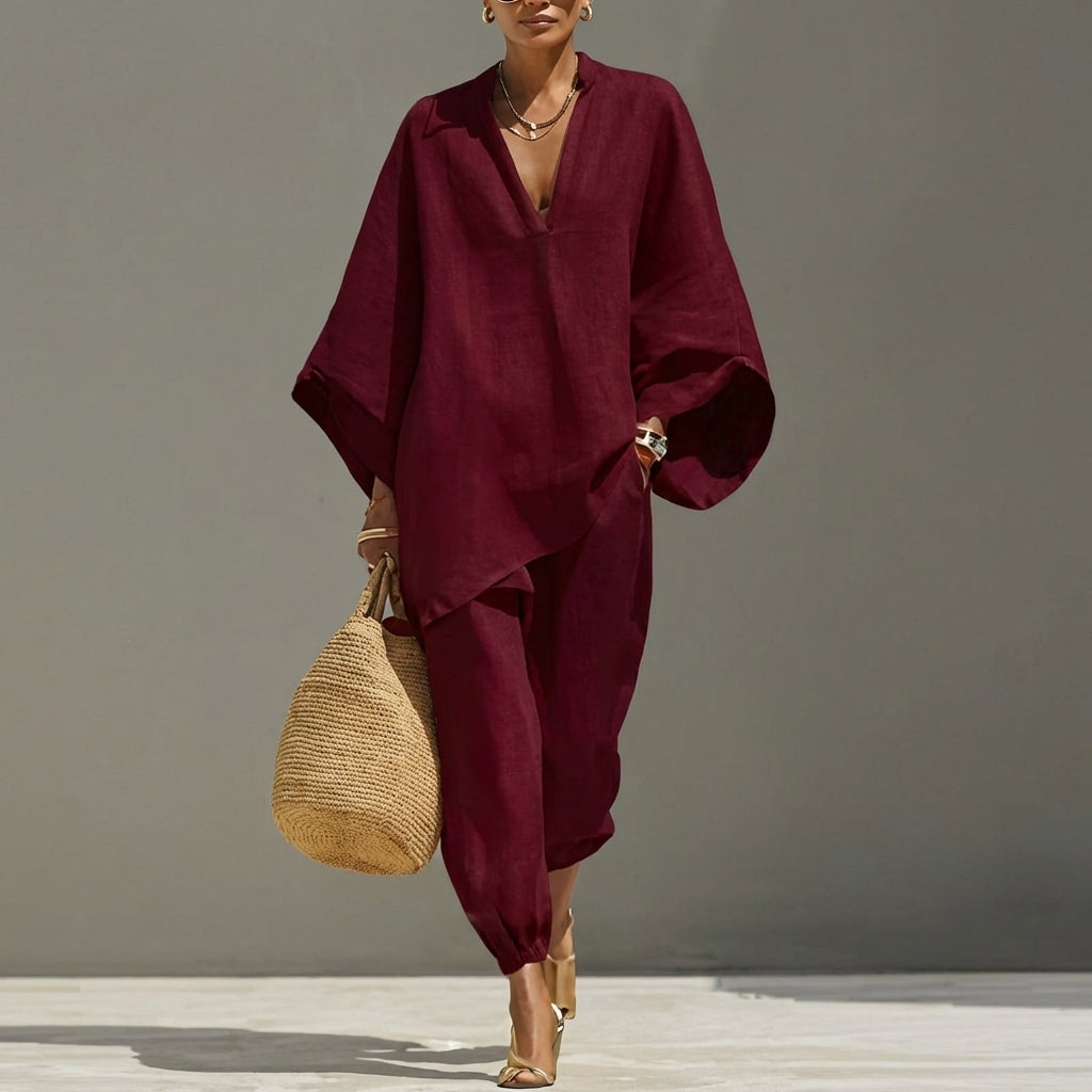 Ensemble casual à deux pièces Danoir Paris pour femme, haut à col en V et pantalon noir, confortable et élégant.