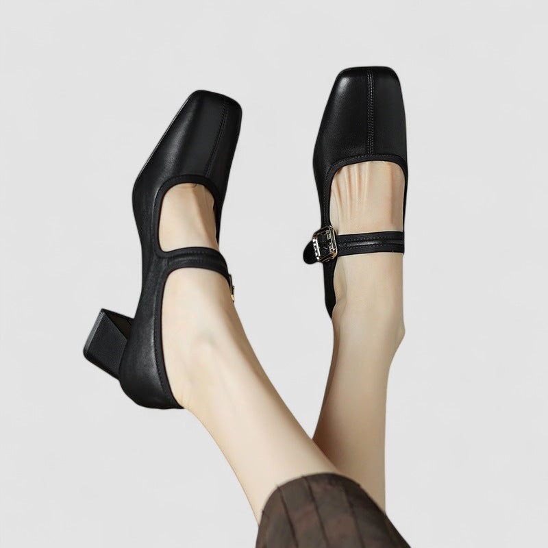 Chaussures bébé Capucine™ de Danoir Paris, talons élégants noirs pour jeunes enfants, en cuir avec finition raffinée.