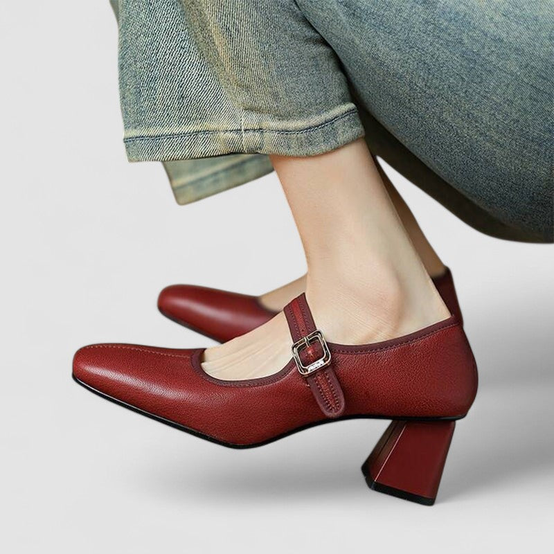 Chaussures pour bébés Capucine™ de Danoir Paris, talons élégants et noirs, en cuir souple, pour un look chic et confortable.