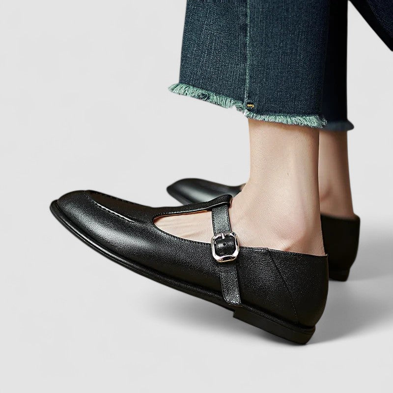 Bout arrondi pour bébé Clarisse™ de Danoir Paris, finition noire élégante, en tissu doux avec détails soignés.