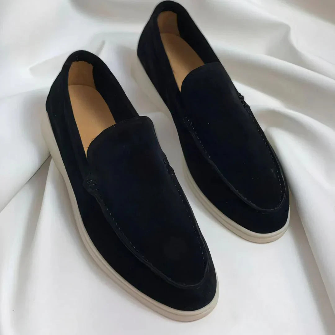Mocassins élégantes Danoir Paris en daim noir, finition premium, pour un style sophistiqué et confortable.