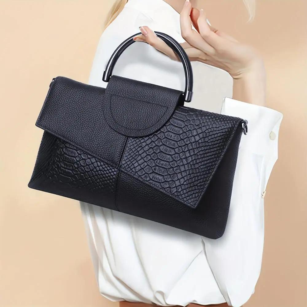 Sac à main Danoir Paris Cassandra avec motif crocodile opulent, sac élégant en cuir noir et détails sophistiqués.