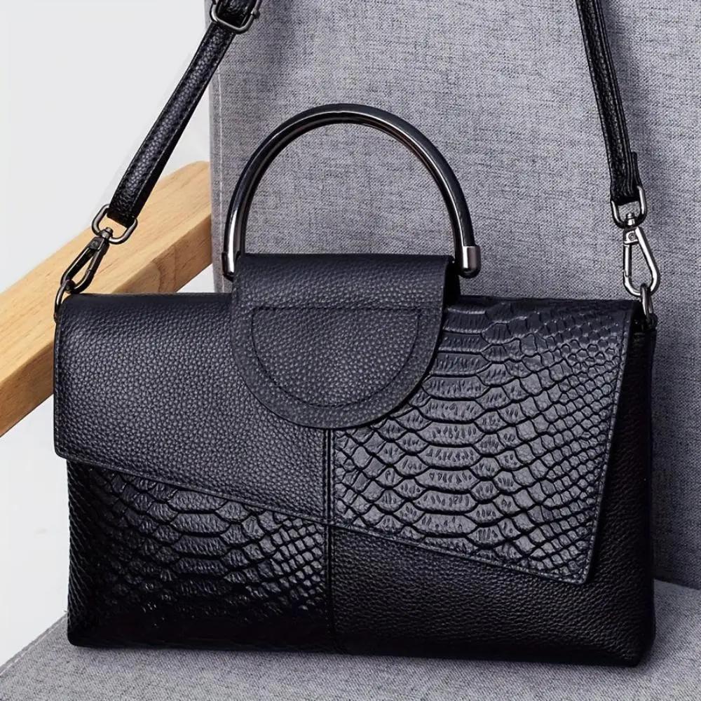 Sac à main Cassandra Danoir Paris avec motif crocodile opulent, sac élégant en cuir noir et détails sophistiqués.