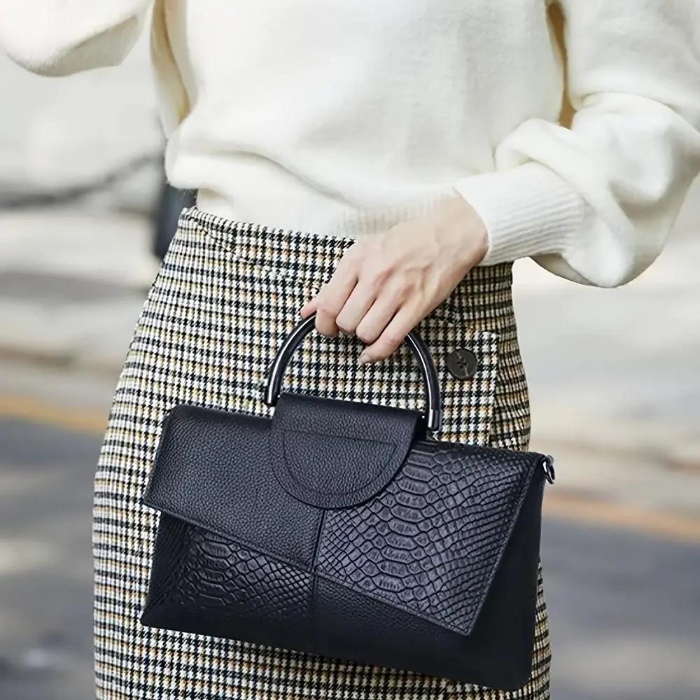 Sac à main Cassandra de Danoir Paris avec motif crocodile opulent, sac élégant en cuir noir, style sophistiqué.