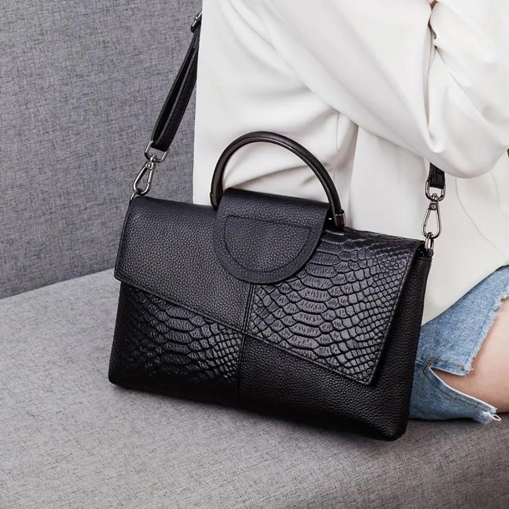 Sac à main Danoir Paris Cassandra avec motif crocodile opulent, sac élégant en cuir noir et détails sophistiqués.