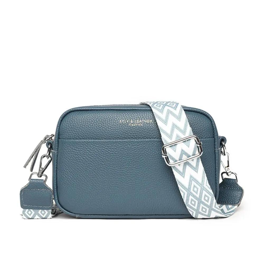 Sac à bandoulière noir pour femmes Mira de Danoir Paris, élégant et tendance, avec détails raffinés visibles sur l'image.