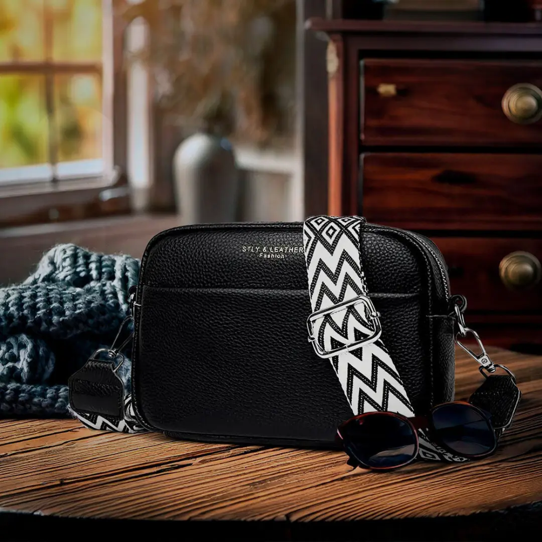 Sac à bandoulière noir pour femmes Mira de Danoir Paris, élégant et chic, avec détails en cuir et accessoires métalliques.