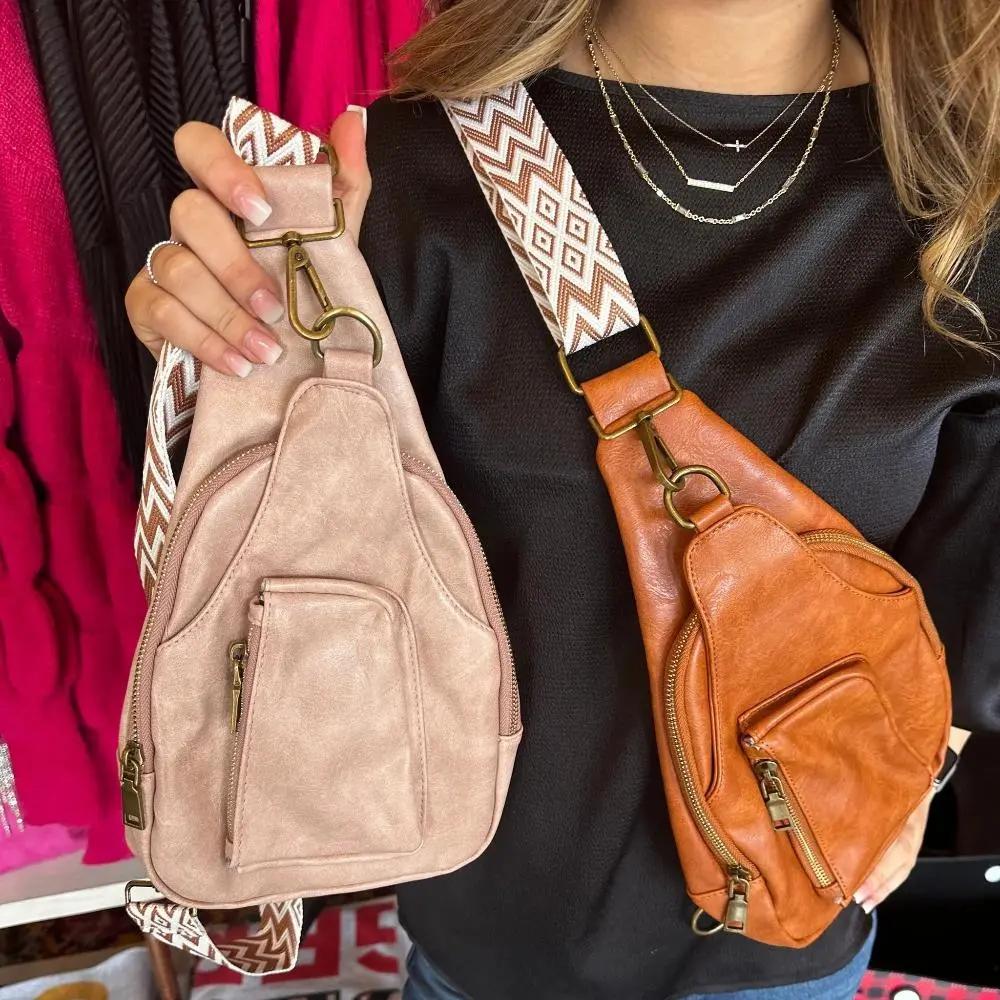 Sac à bandoulière noir Danoir Paris Nina, sac à bandoulière rétro chic avec détails élégants, vue de face.