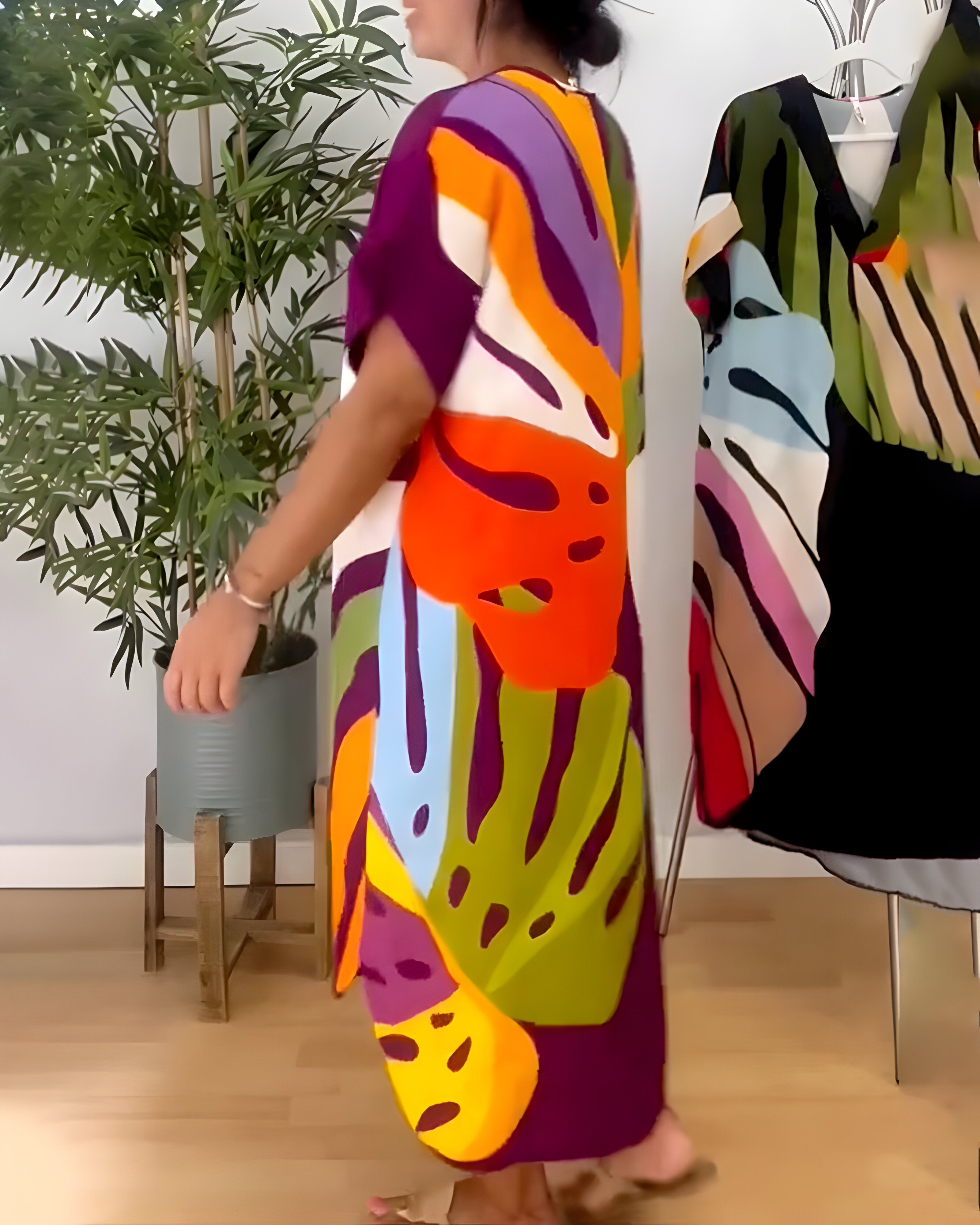 Robe décontractée colorée Rosaline de Danoir Paris, tissu léger et style confortable, portée avec accessoires élégants.