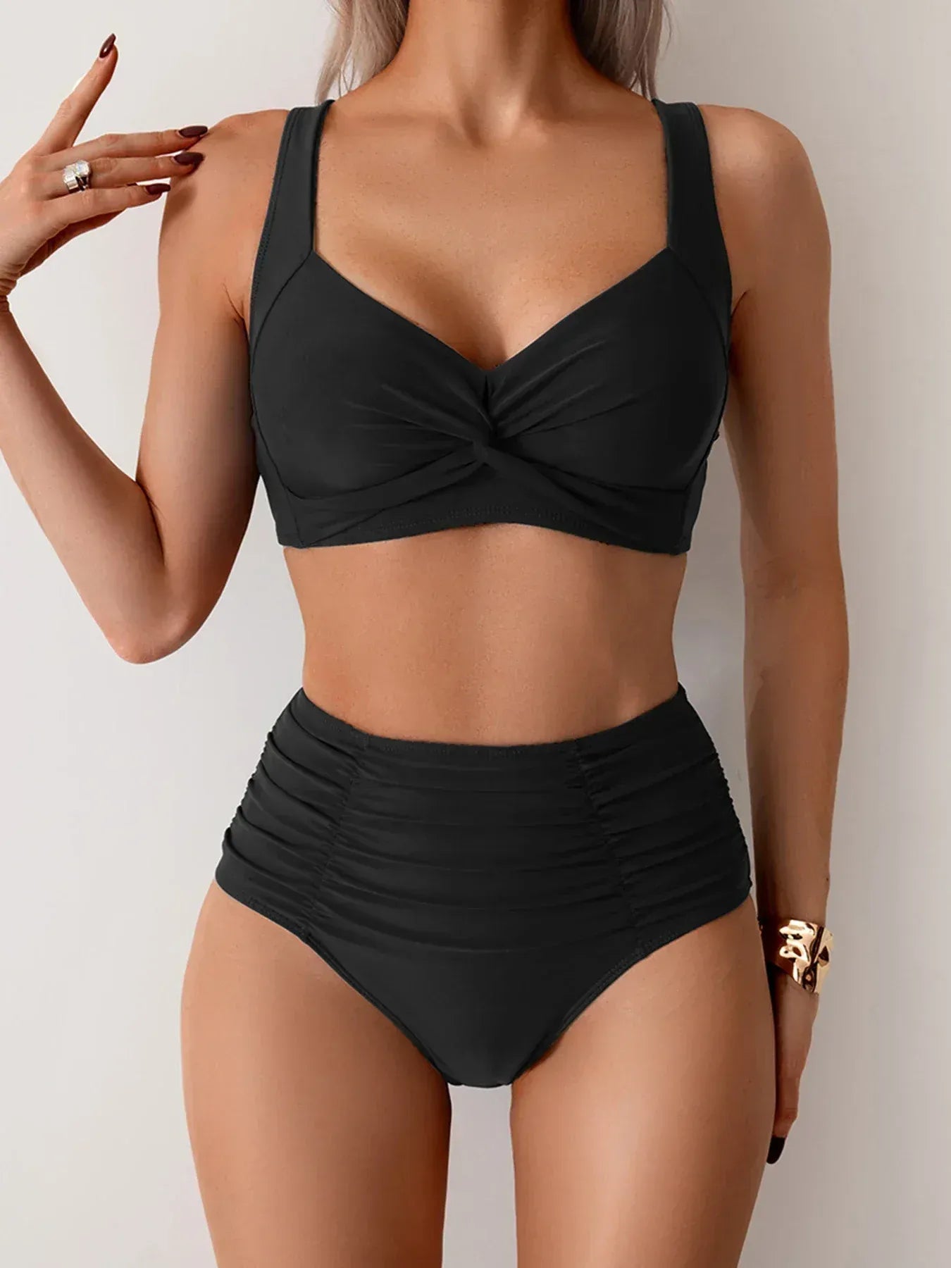 Maillot de bain gainant taille haute Danoir Paris Sofia en noir, avec un design élégant, vue de face sur mannequin.