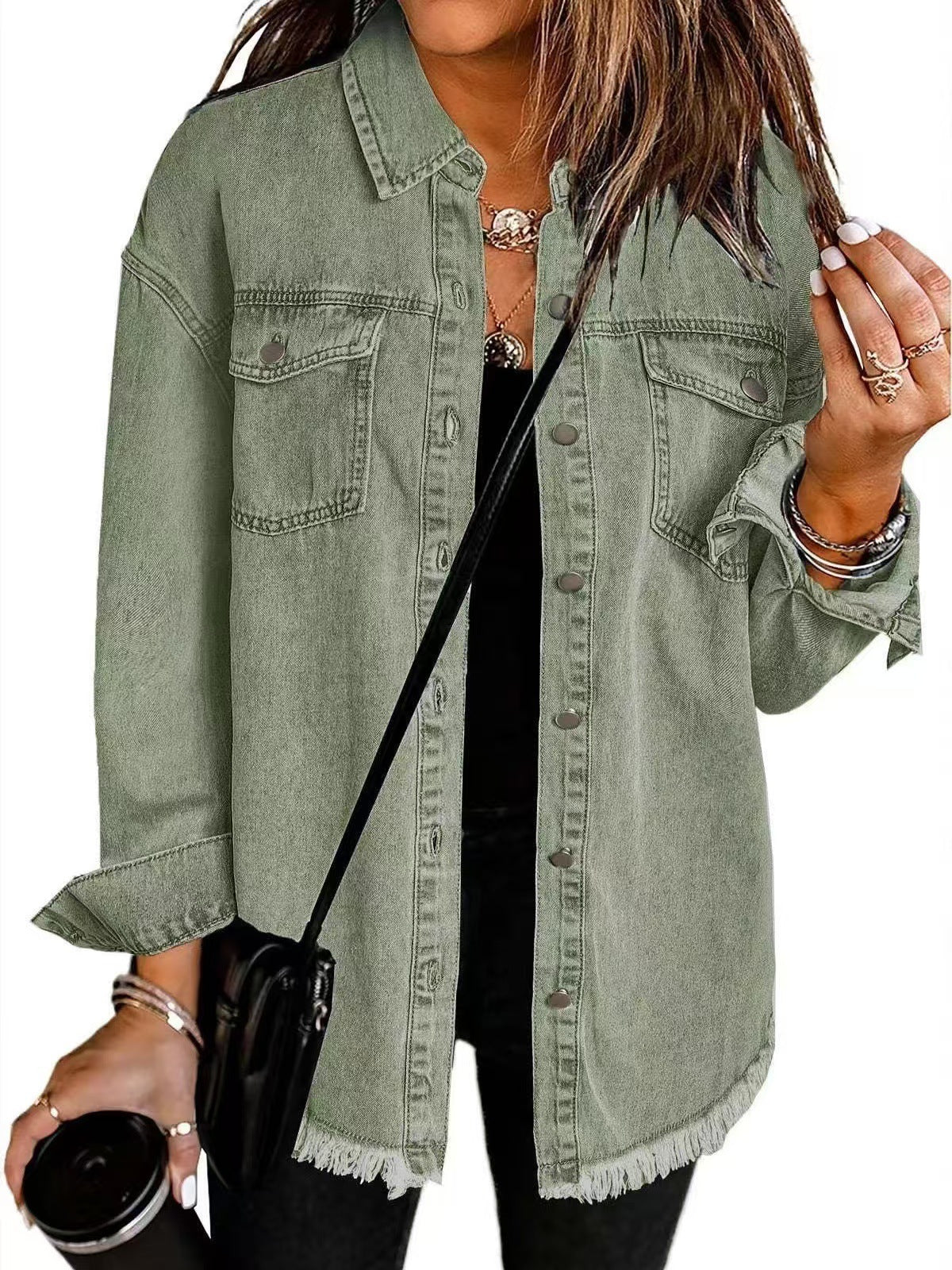 Veste en jean noire Roxane de Danoir Paris, style intemporel, portée sur une mannequin, détails classiques et coupe ajustée.