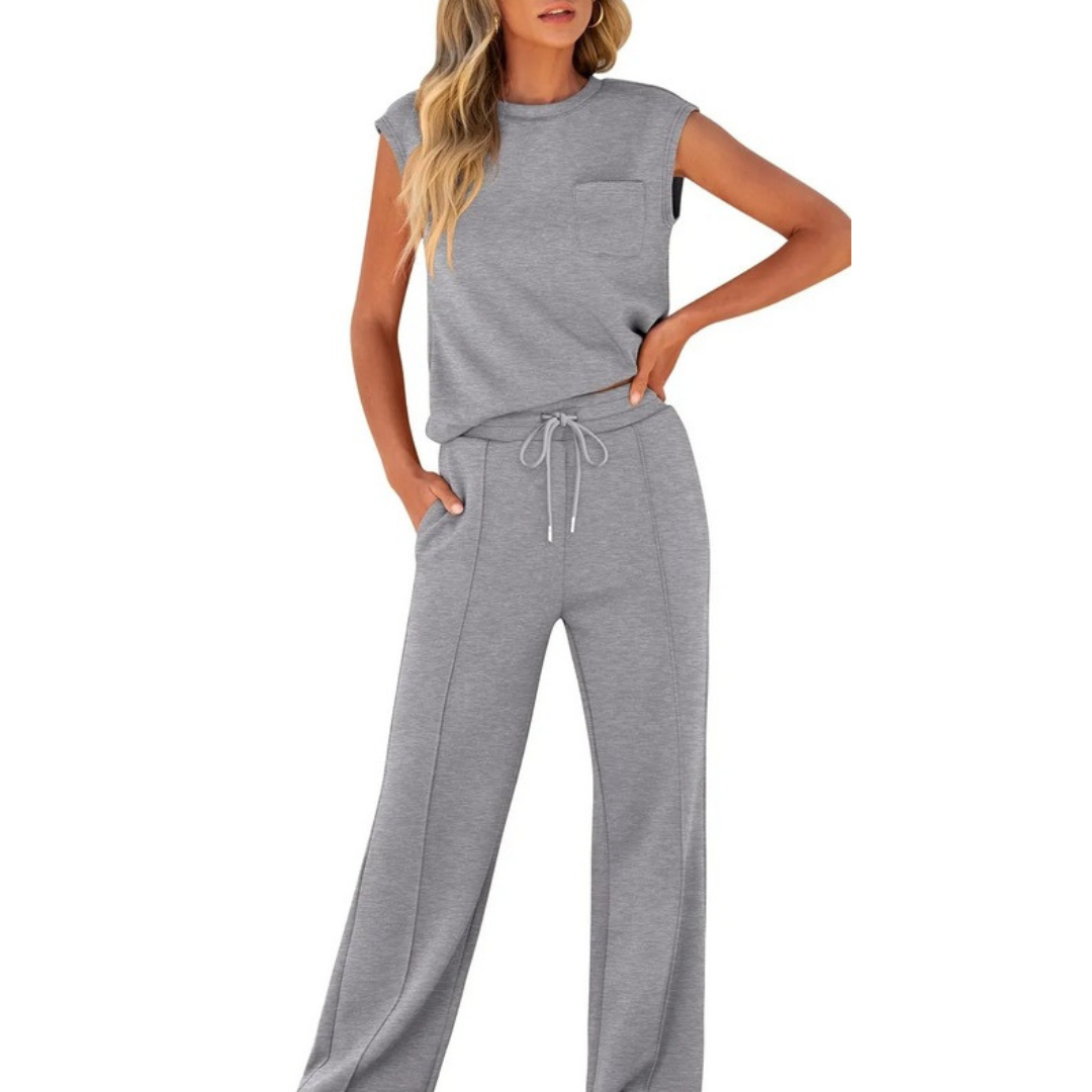 Ensemble décontracté d'été Elvara de Danoir Paris, tenue légère avec haut et pantalon en tissu confortable.