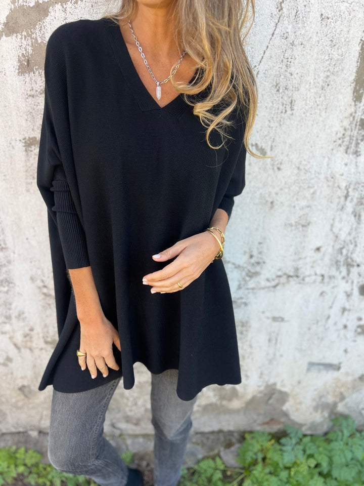 Pull en cachemire Danoir Paris Anna, élégant et noir, avec un design sophistiqué et une texture douce visible sur l'image.