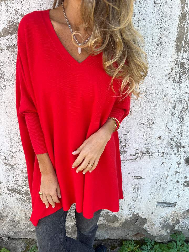 Pull en cachemire noir Anna de Danoir Paris, vêtement élégant avec col en V et finition fine, porté sur un mannequin.
