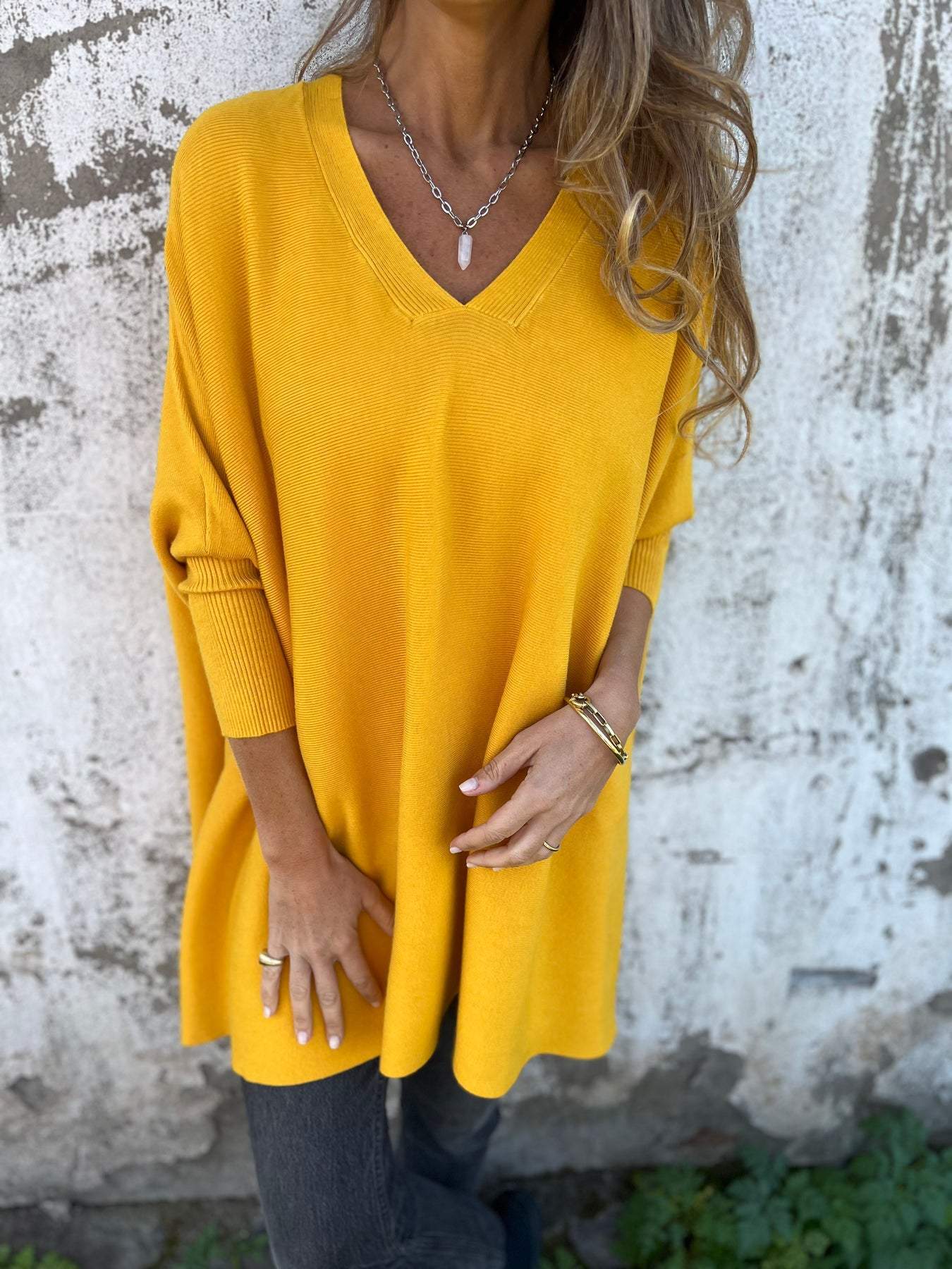 Pull en cachemire noir Anna de Danoir Paris, élégant et confortable, porté sur un mannequin, détail du tissu doux et fin.