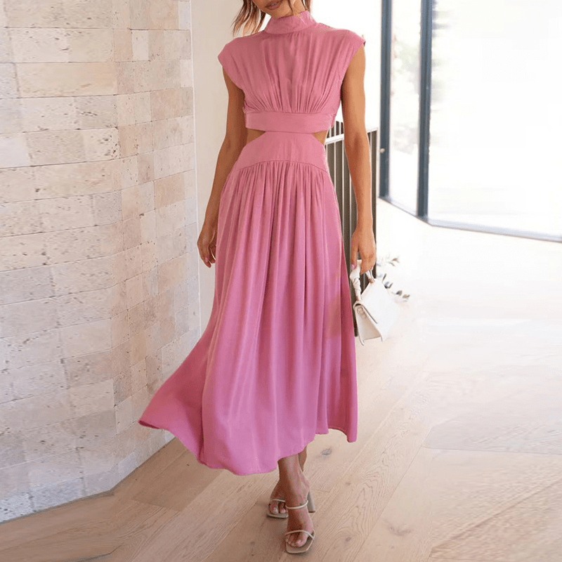 Robe longue noire élégante Danoir Paris avec coupe fluide et détails sophistiqués, portée en soirée ou occasions spéciales.