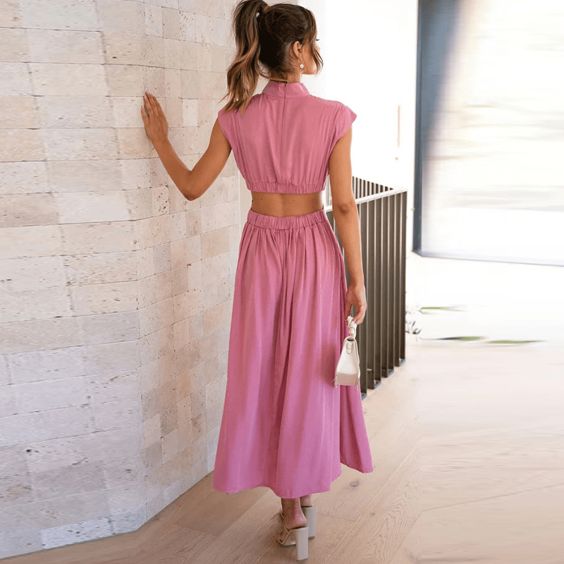 Robe longue élégante Blaise de Danoir Paris, en tissu noir avec détails sophistiqués, portée dans un cadre élégant.