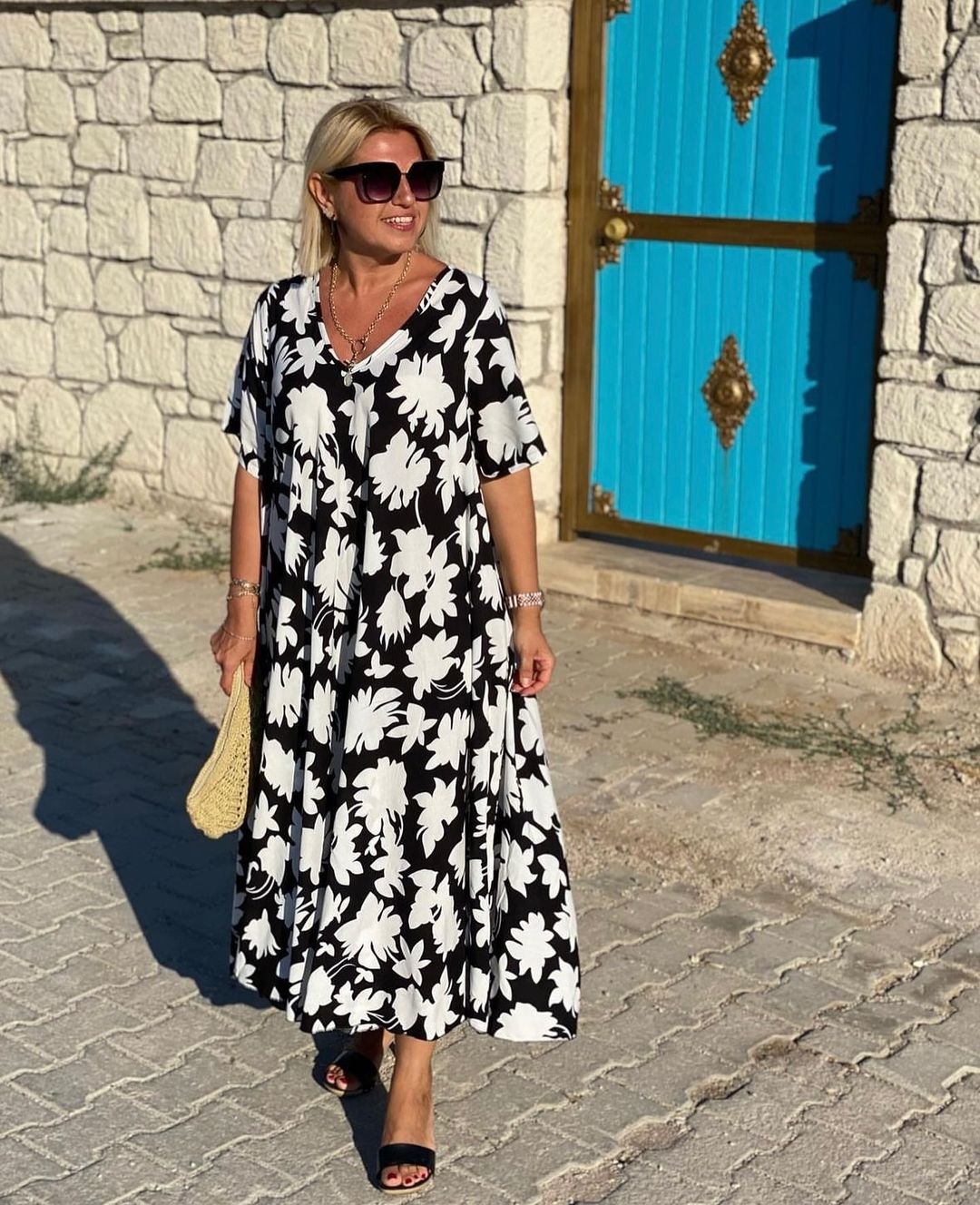 Robe décontractée élégante Brenda de Danoir Paris, tissu fluide et coupe moderne, portée avec accessoires sophistiqués.