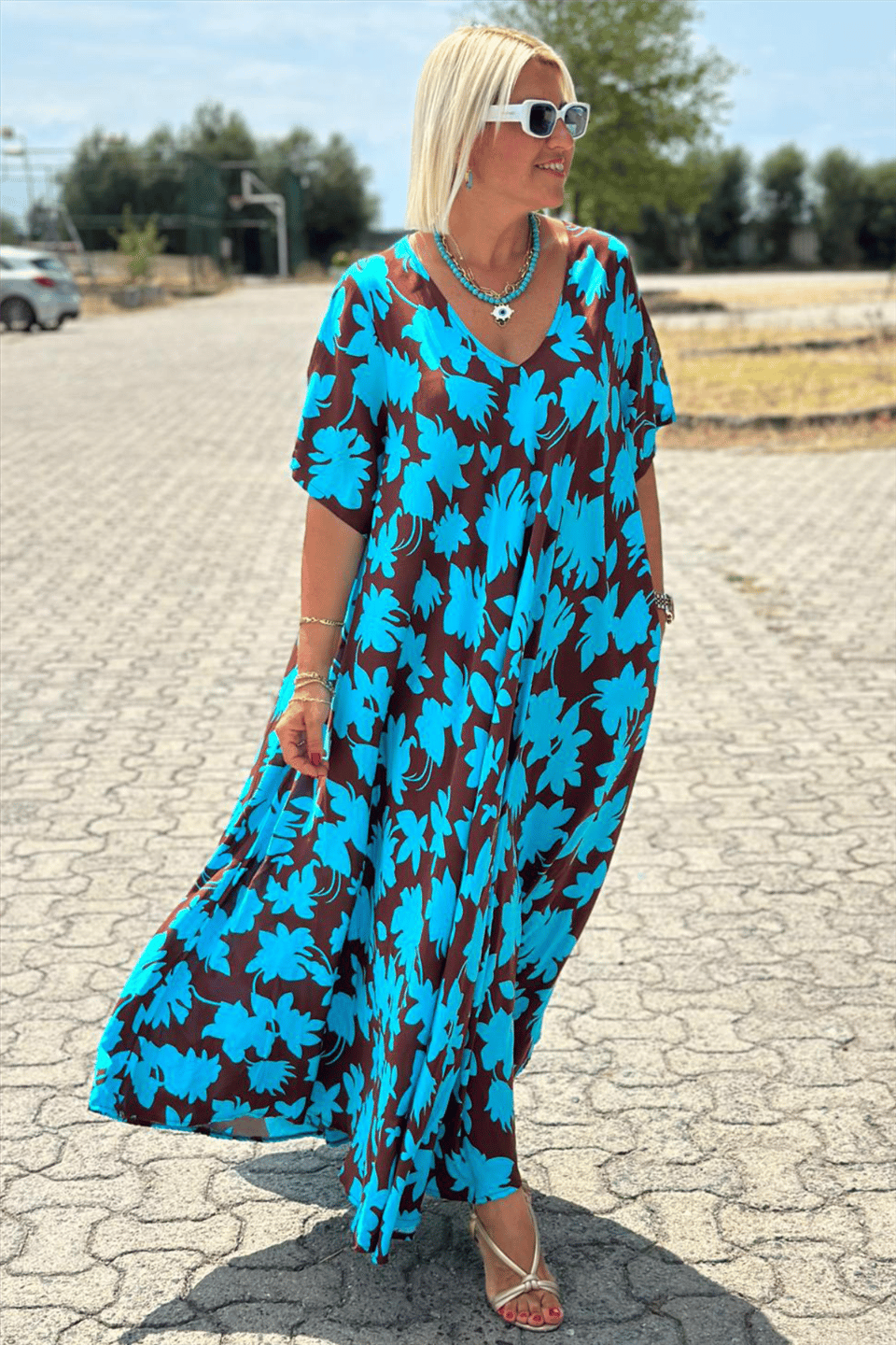 Robe décontractée élégante Brenda de Danoir Paris, tissu noir fluide et coupe moderne, portée avec accessoires.