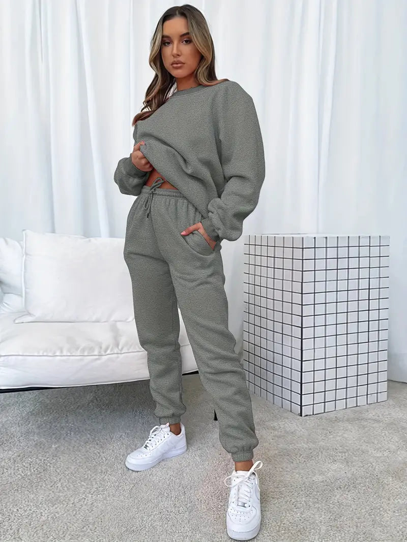 Ensemble d'hiver Cozy Brigitte de Danoir Paris, vêtement chaud en noir avec détails confortables, porté par un mannequin.