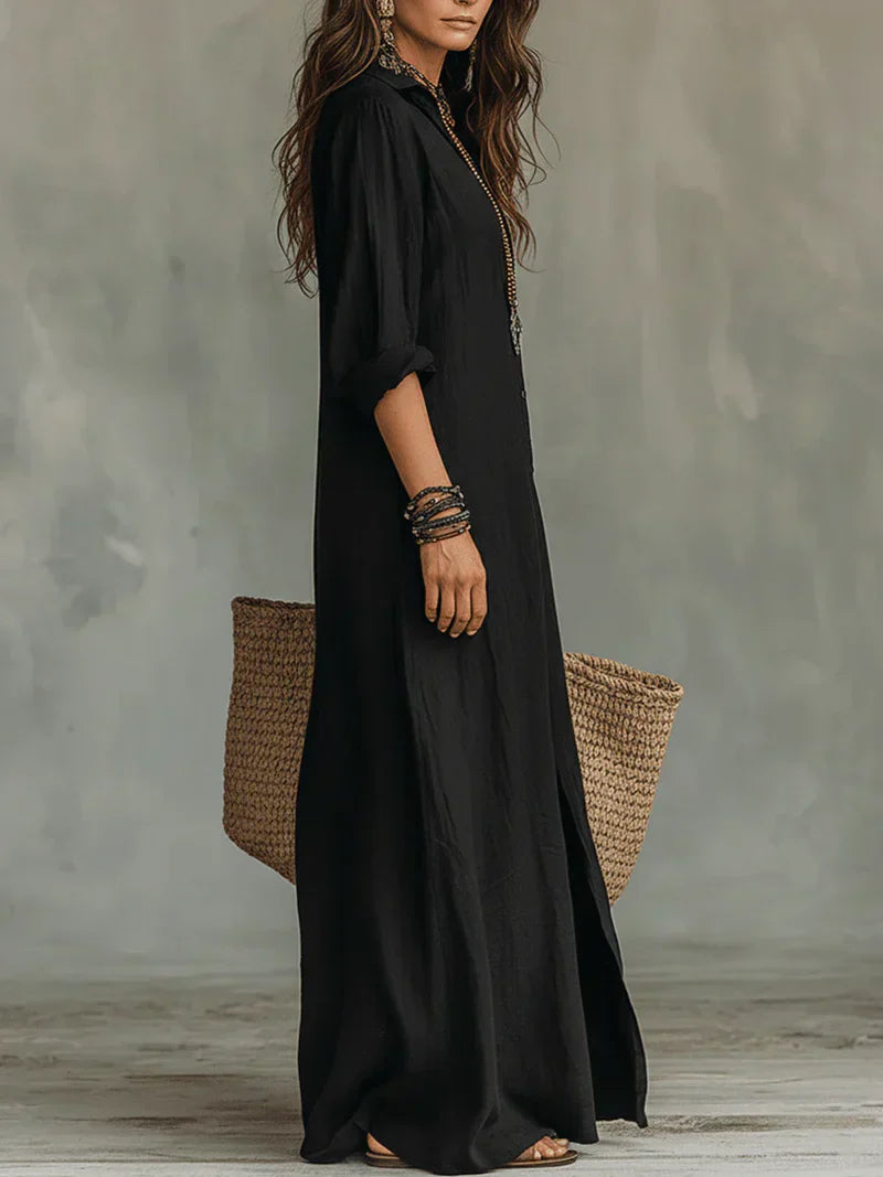 Robe maxi noire ample de Céline™ avec boutons, élégante et fluide, portée par Danoir Paris.