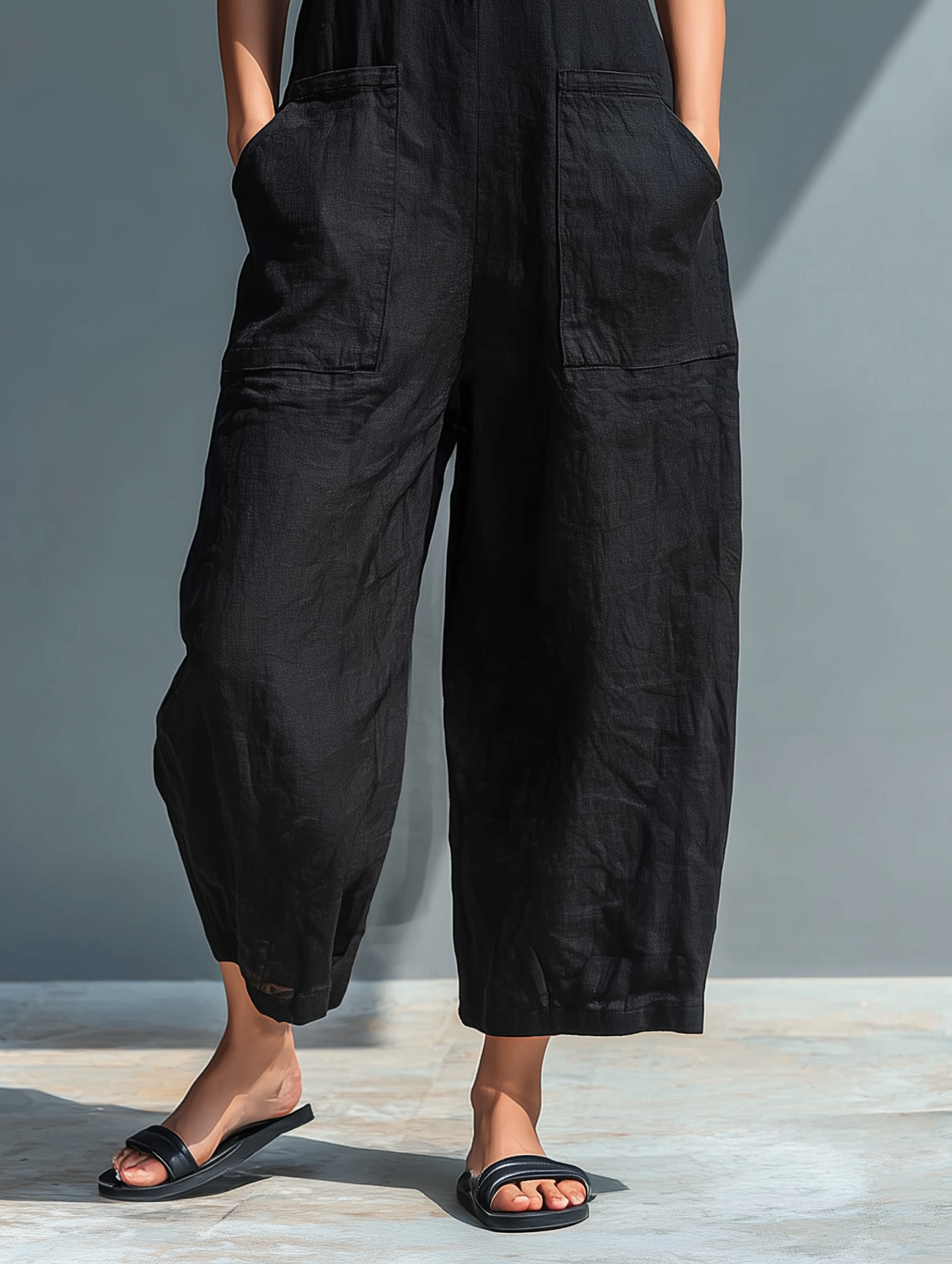 Combinaison claire élégante en lin sans manches de Danoir Paris, vêtement léger et chic pour femme.
