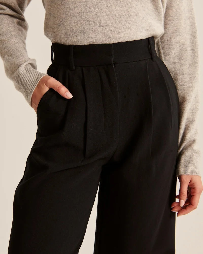 Pantalons confortables et chics Sophie de Danoir Paris en noir, coupe courte, pour un style élégant et décontracté.