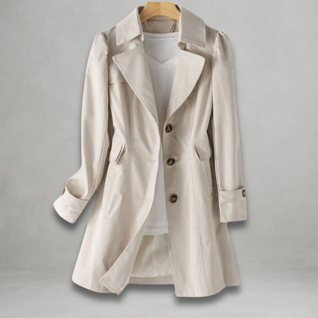 Manteau trench de printemps Daniela de Danoir Paris, noir, avec ceinture et col classique, porté en plein air.