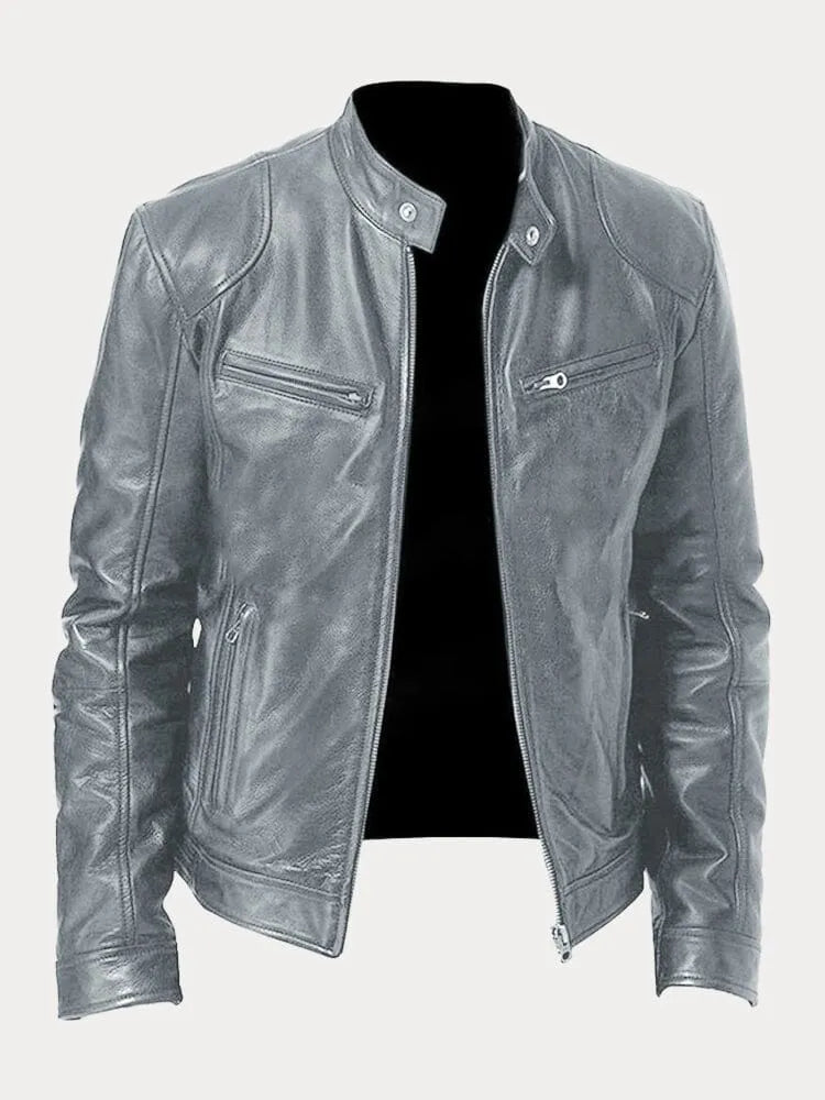 Veste en cuir noire Danoir Paris, coupe élégante avec détails en peau souple, portée en extérieur.