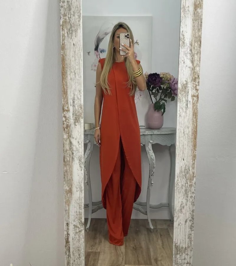 Ensemble chic sans manches Flavia de Danoir Paris, vêtement élégant noir avec détails sophistiqués, portée sur mannequin.
