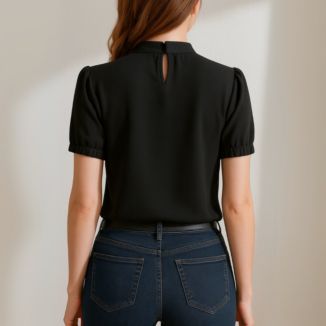 Blouse plissée élégante Inga de Danoir Paris, en tissu noir, avec détails sophistiqués et coupe fluide.