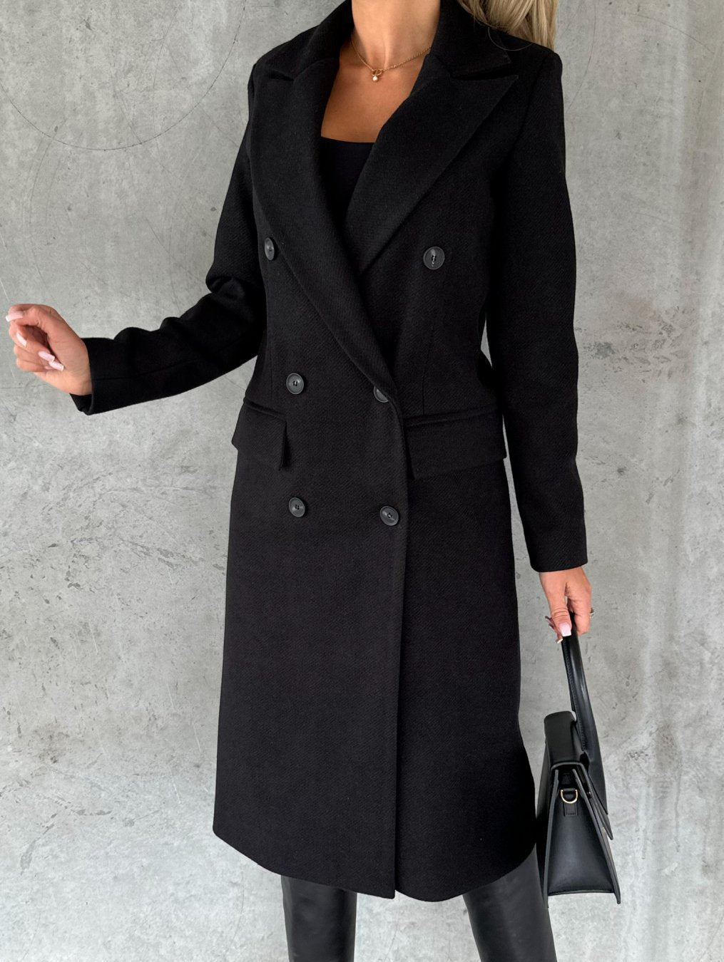 Manteau intemporel noir Jolie de Danoir Paris, en tissu chaud et élégant, porté sur un mannequin.