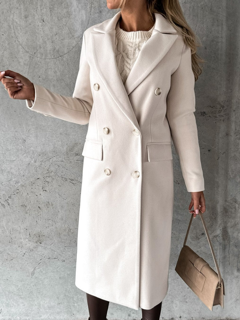 Manteau intemporel noir Jolie de Danoir Paris, élégance classique avec coupe sophistiquée et détails soignés.