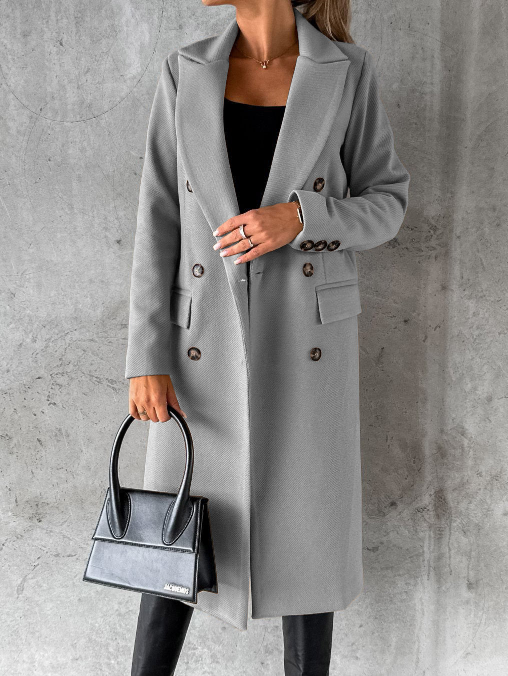 Manteau intemporel noir Jolie de Danoir Paris, style élégant et classique, en tissu chaud et confortable.