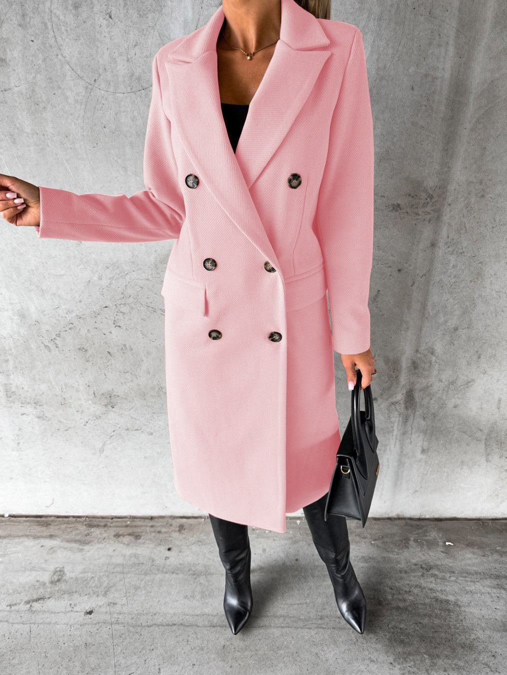 Manteau intemporel noir Danoir Paris Jolie, élégance classique en laine ou tissu de qualité, porté en style chic et sophistiqué