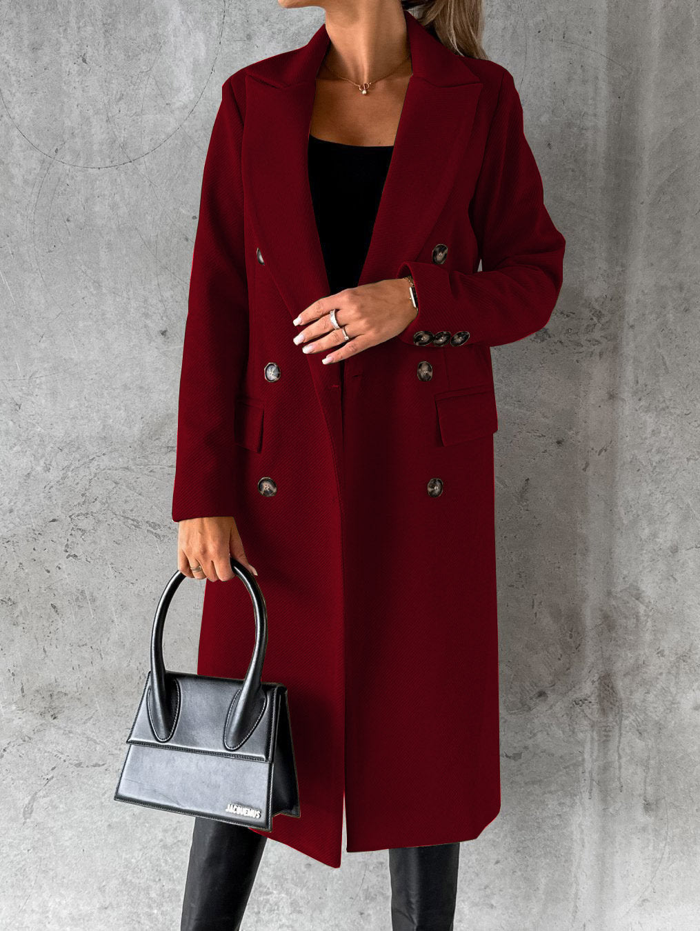 Manteau intemporel noir Jolie de Danoir Paris, élégant et chaud, affiché sur un mannequin dans un studio lumineux.