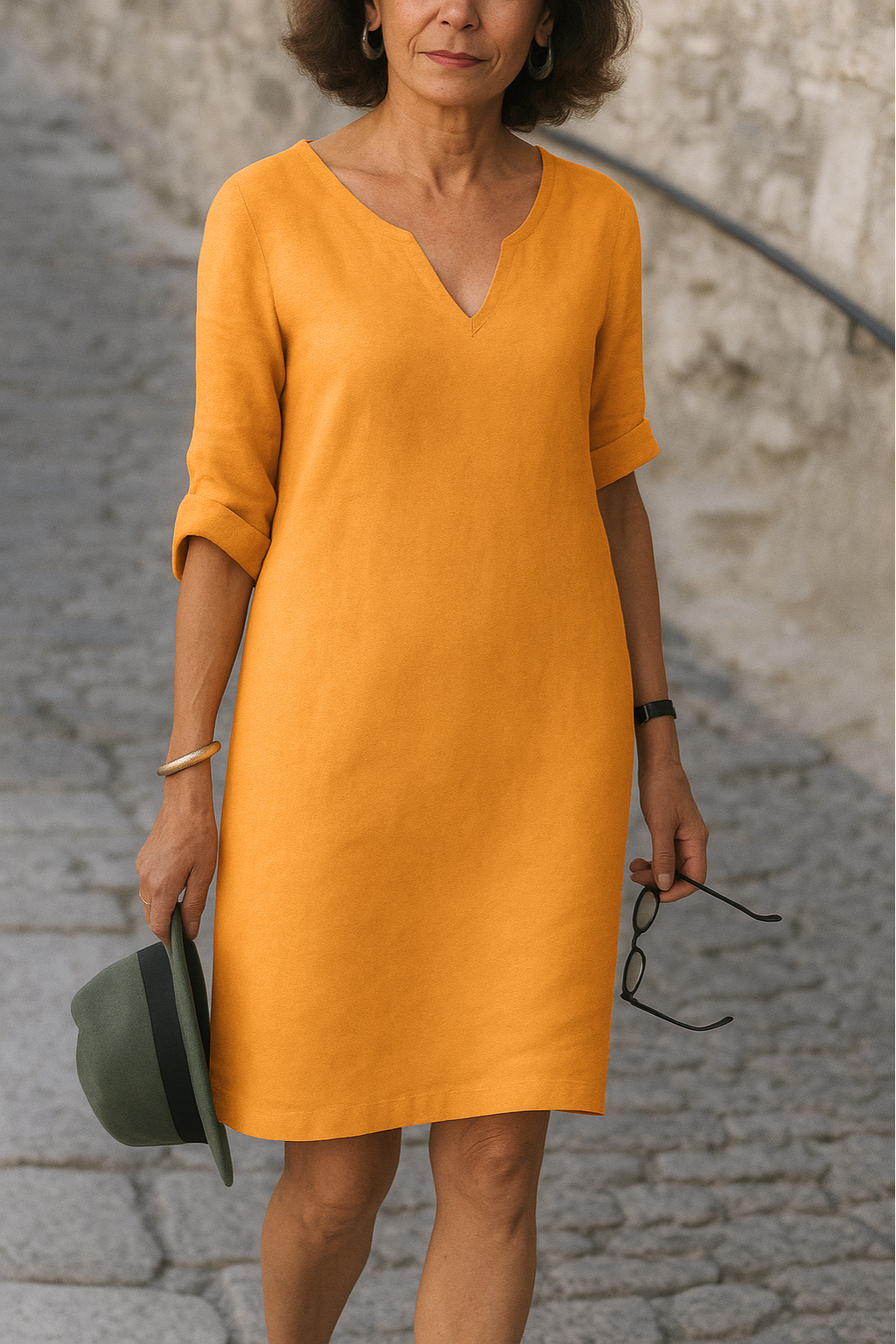 Robe élégante Lisette de Danoir Paris avec encolure en V, tissu noir, coupe fluide et détails sophistiqués pour une allure chic.