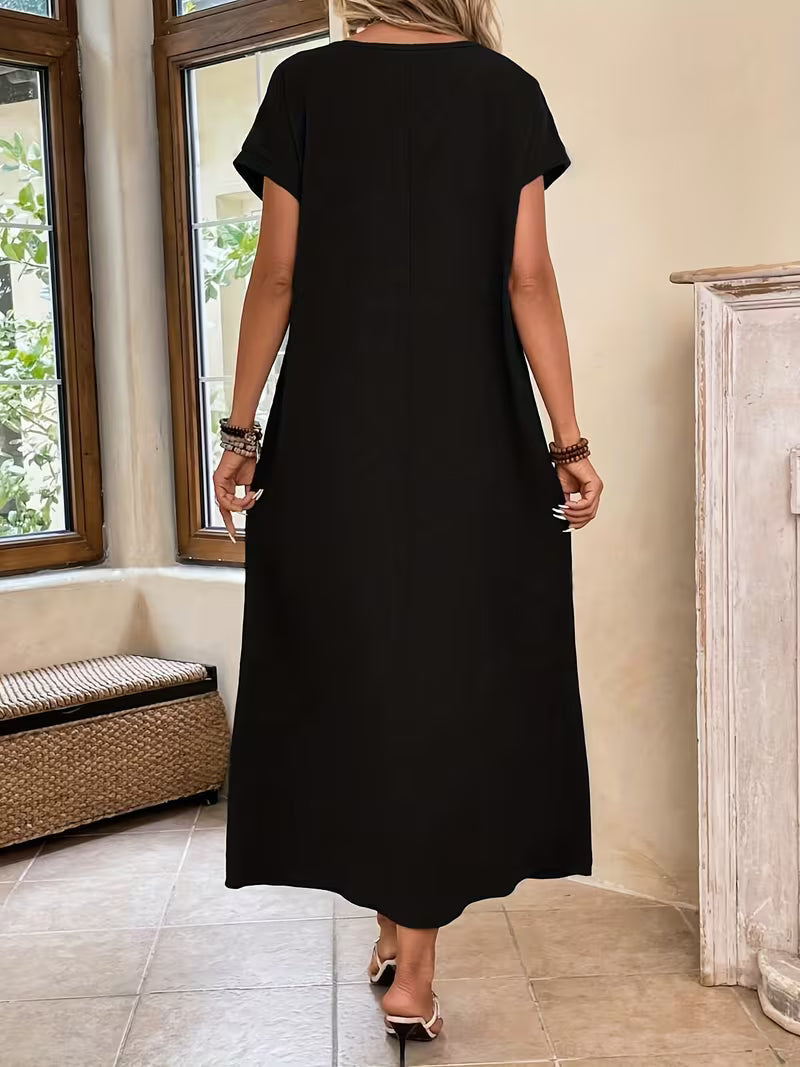 Robe longue élégante et minimaliste Margaux™ de Danoir Paris, en tissu noir, portée sur un mannequin.