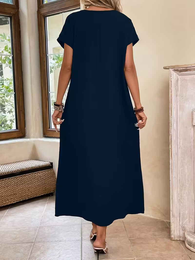 Robe longue élégante et minimaliste Margaux™ de Danoir Paris, en tissu noir, avec coupe fluide et finition sophistiquée.