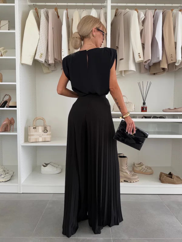 Ensemble élégant et confortable Maruja de Danoir Paris, tissu noir avec détails sophistiqués, porté par un mannequin.