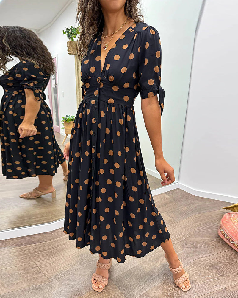 Robe Miley à pois avec décolleté en V de Danoir Paris, vêtement noir élégante et fluide pour femme.